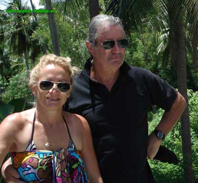 Marie et Patrick vous accueillent  l'arrive  l'aroport de Koh Samui en Thalande pour que vous soyez relax et que vous commenciez vos vacances l'esprit libre